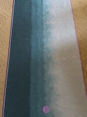 Manduka Yogitoes Skidless Mat Towel in Waterfall Ombre